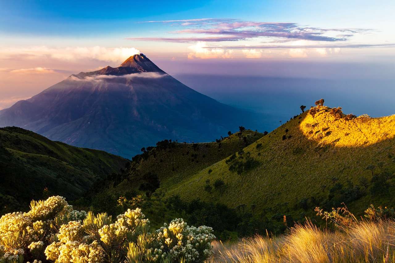 Τοπίο βουνών Πρωινό ηφαίστειο Java Ινδονησία παζλ online