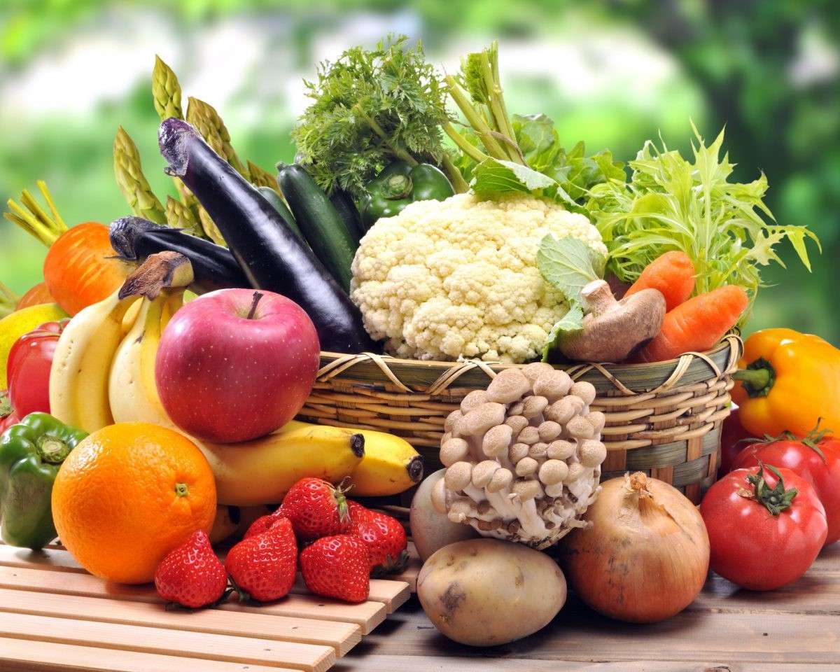 фрукты и овощи на столе пазл онлайн