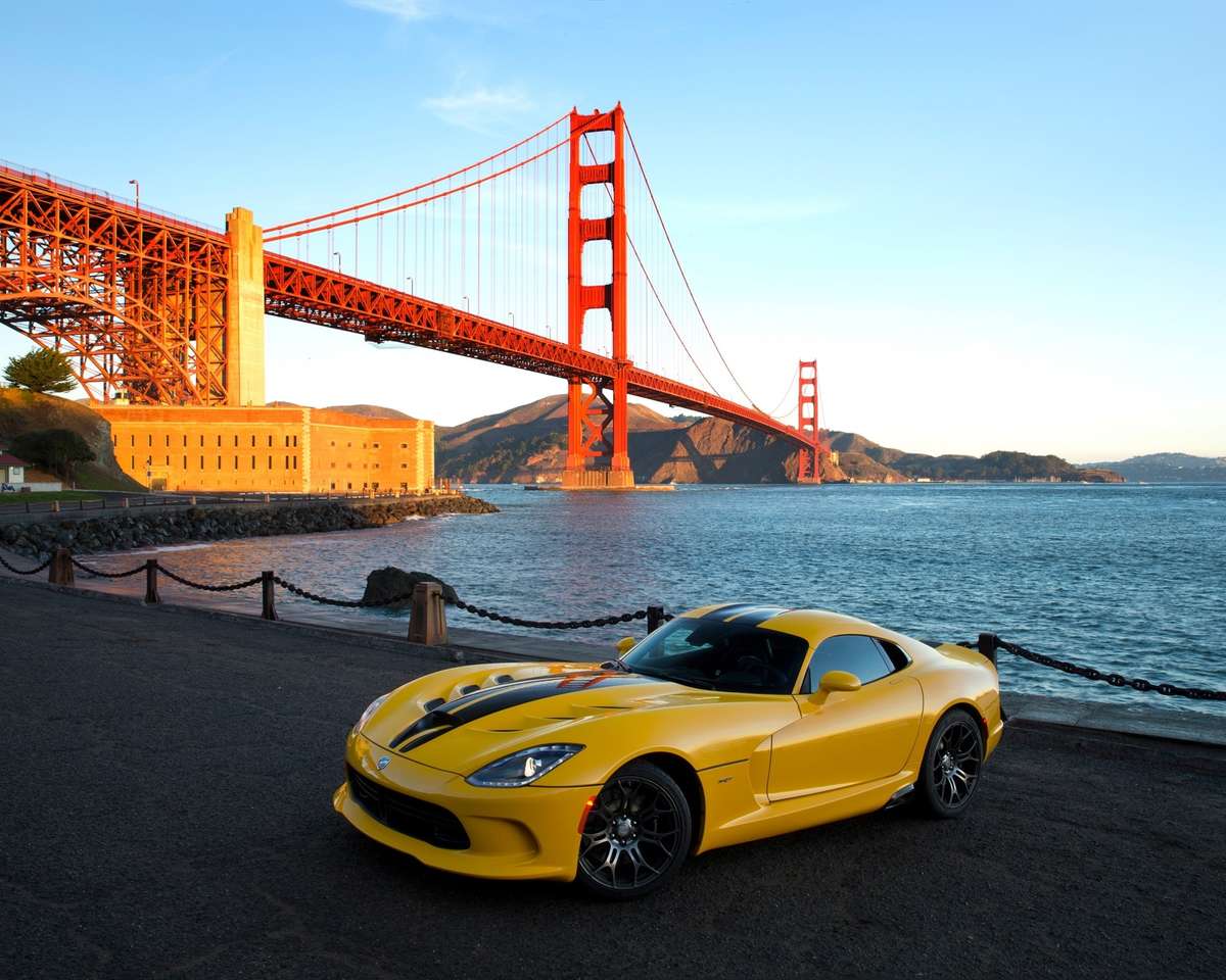Gelbes Luxusauto auf dem Hintergrund der Brücke Puzzlespiel online