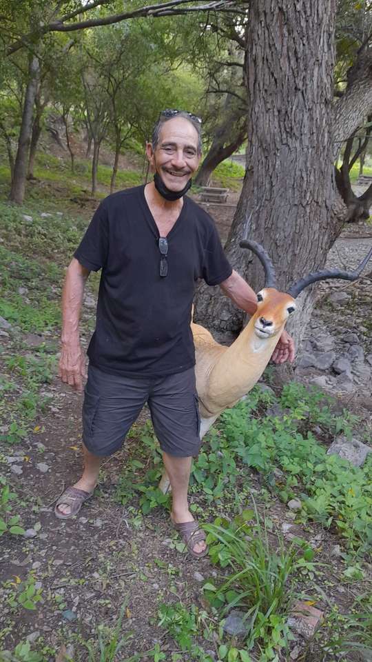 hombre guapo con una cabra rompecabezas en línea