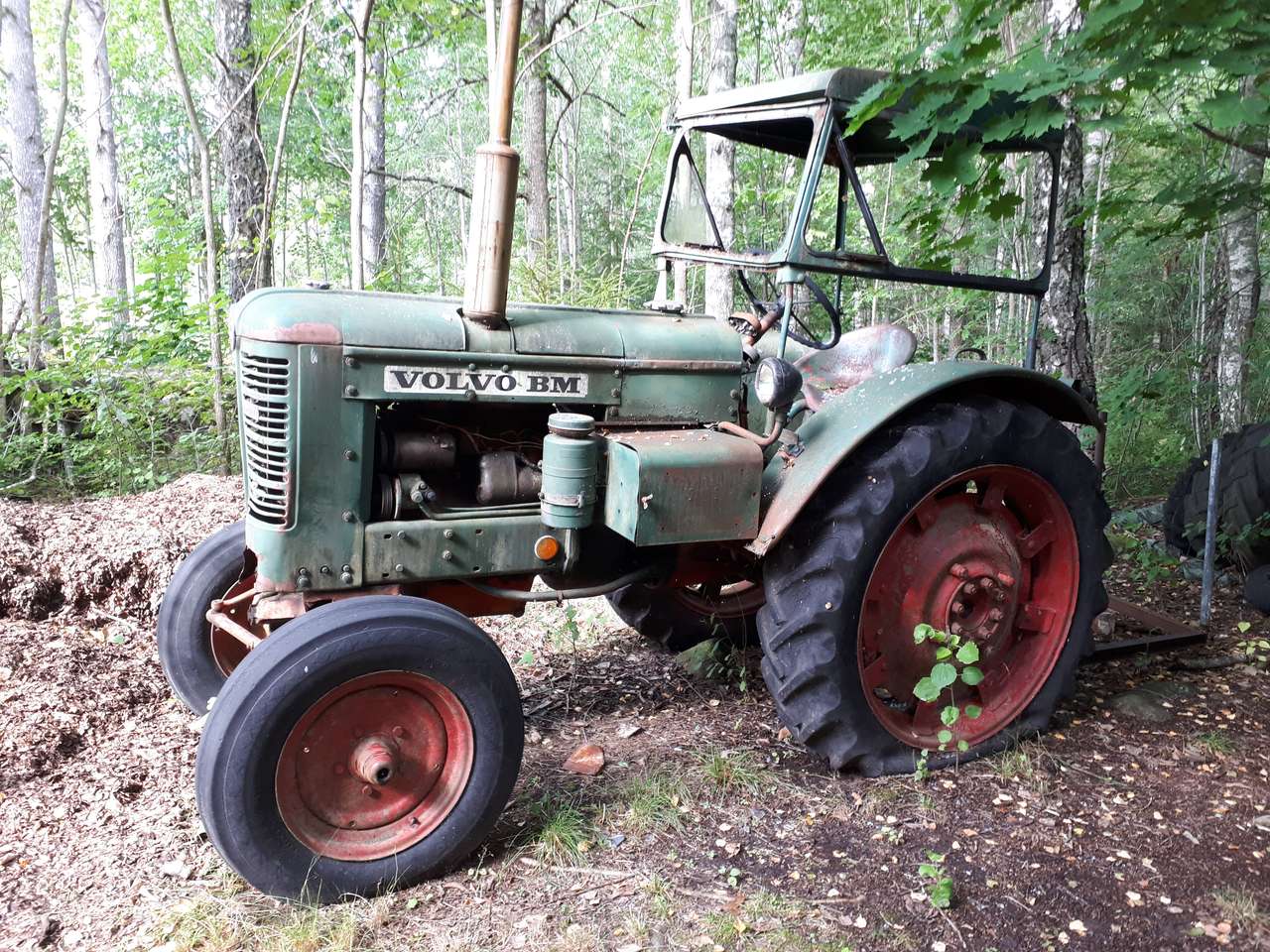 Traktor v lese. online puzzle