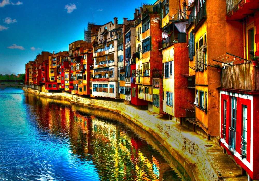 Vieilles maisons colorées au bord du canal puzzle en ligne
