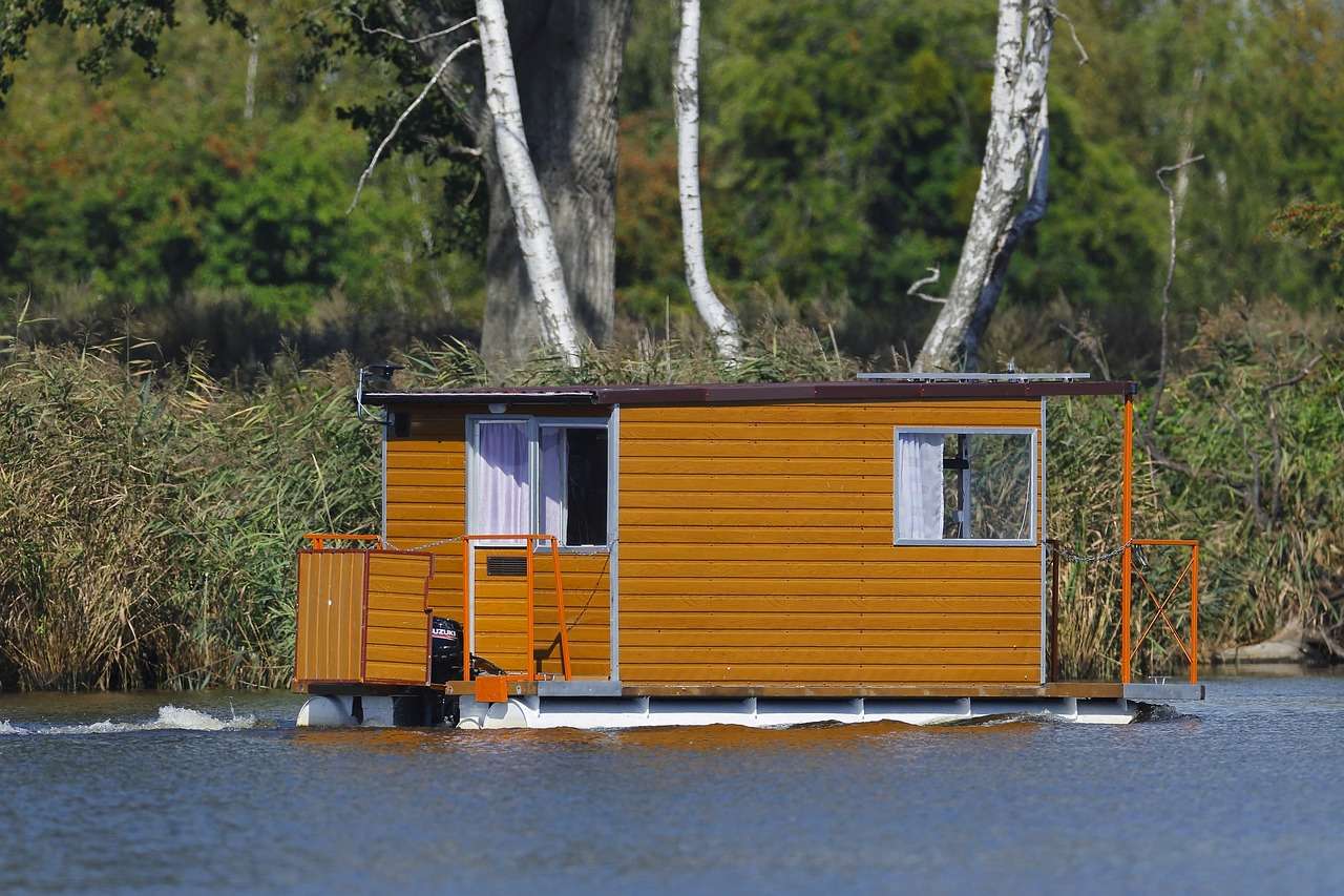Плавучий дом на реке онлайн-пазл