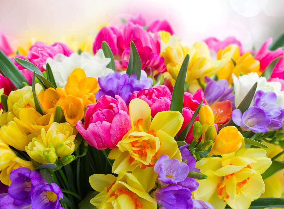 Красивый букет весенних цветов пазл онлайн