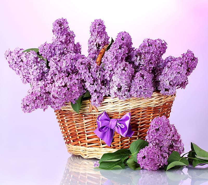Uma cesta cheia de lilás roxo perfumado quebra-cabeças online