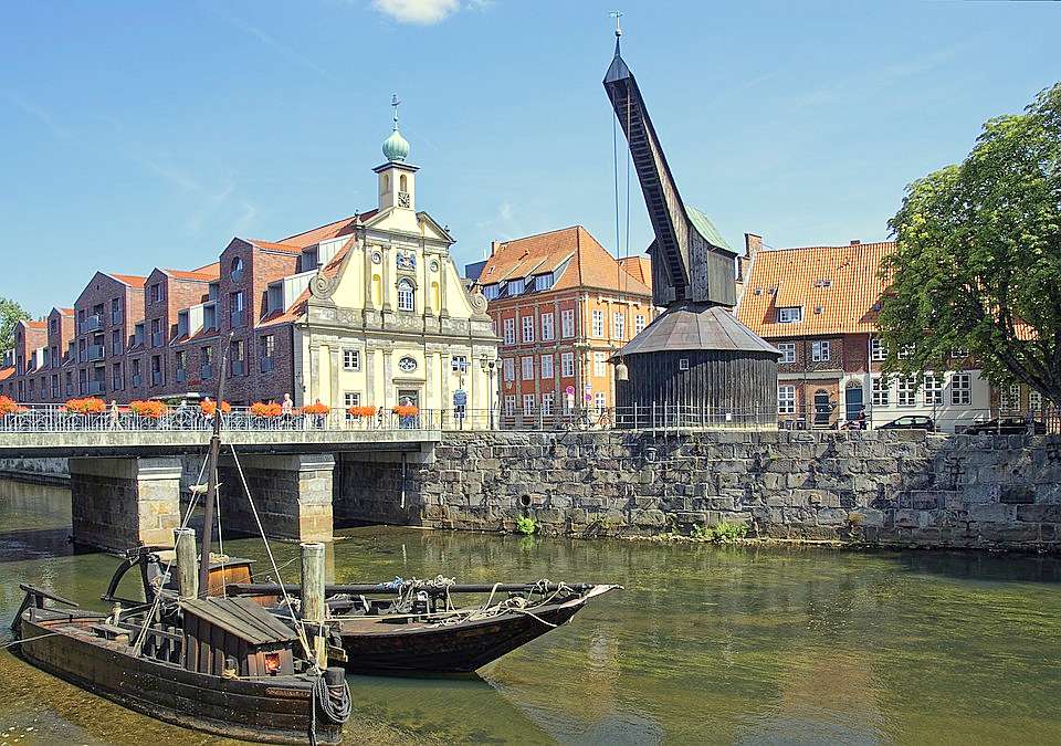Historisk hamnkran vid bron i Lüneburg Pussel online