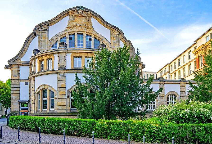 Vacker byggnad av universitetet i Darmstadt pussel på nätet
