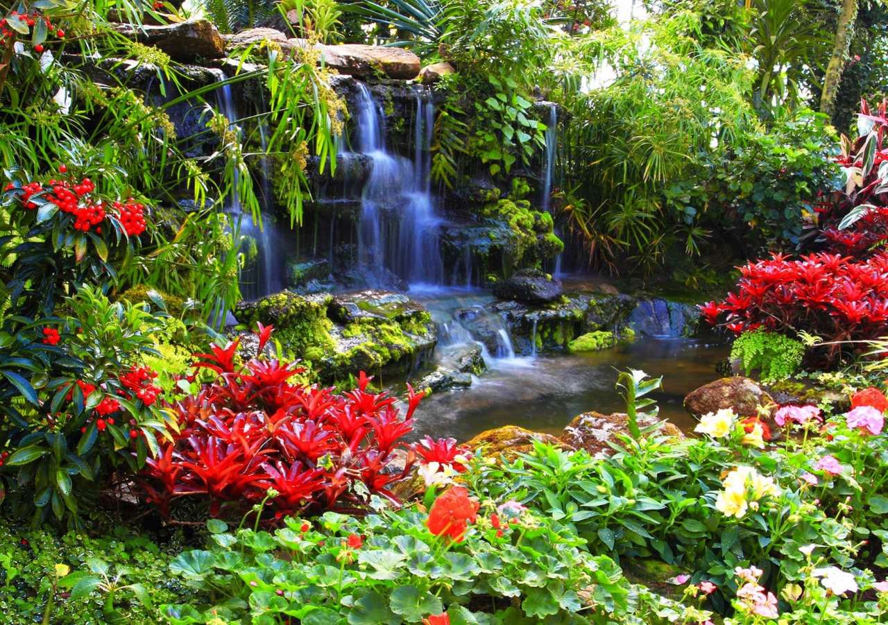 Cascada de verano en el jardín de verano, hermoso paisaje rompecabezas en línea
