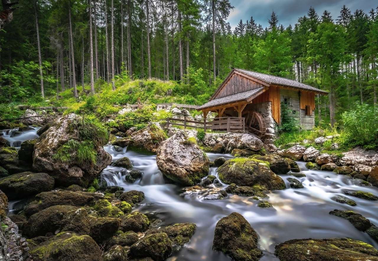 En stenskog, ett vattenfall och en gammal vattenkvarn Pussel online