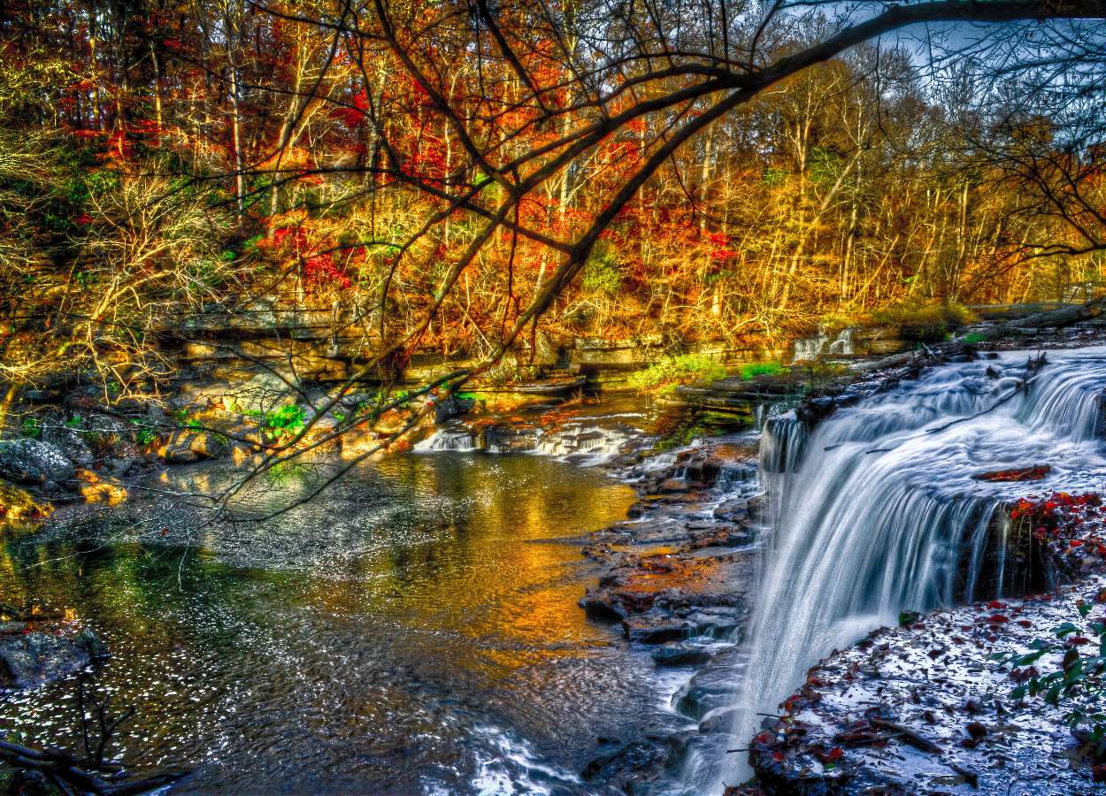 A natureza do rio cria tal trabalho, outono e cachoeira puzzle online