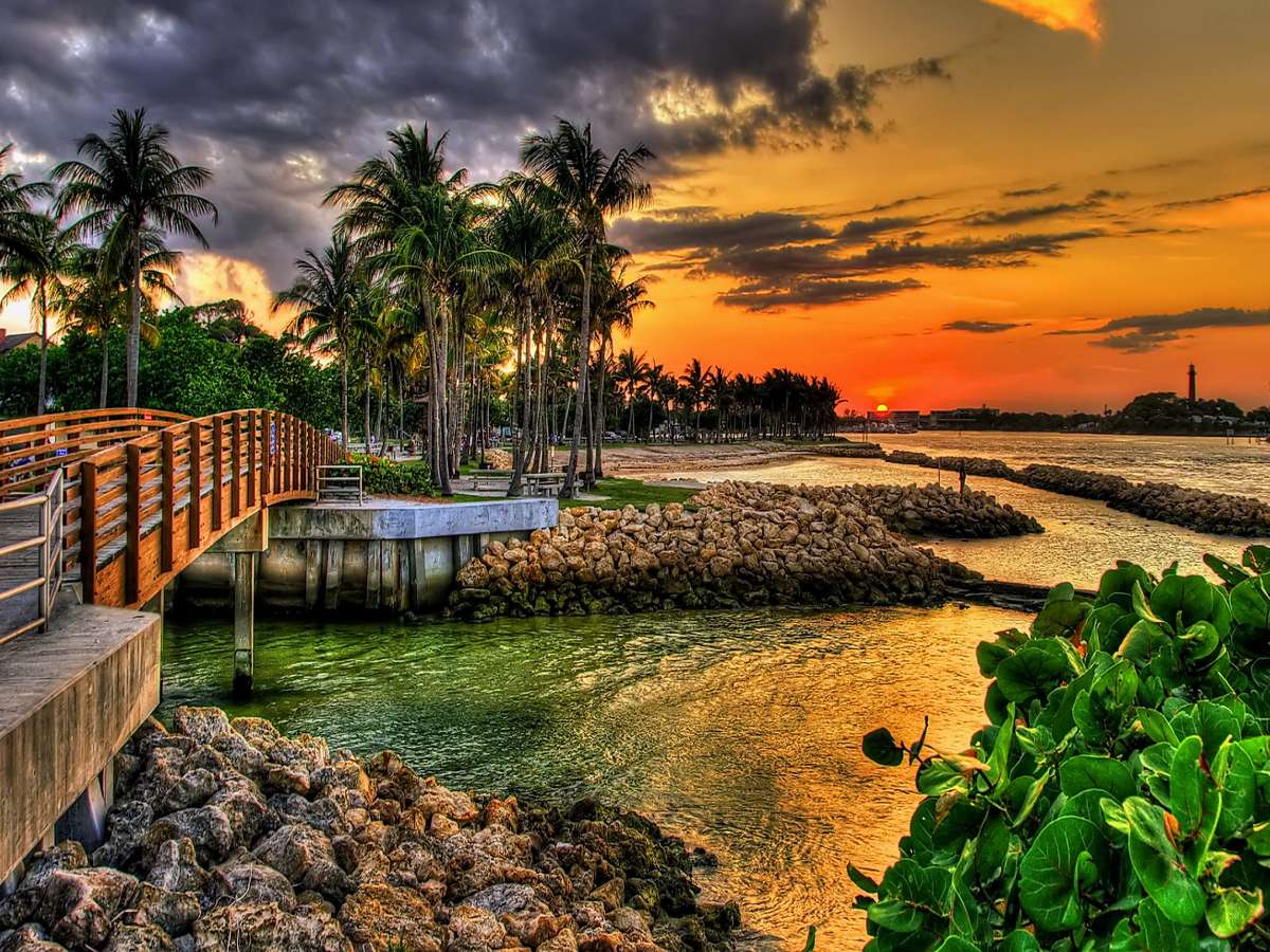Tropischer Sonnenuntergang an einem wunderschönen Strand Puzzlespiel online
