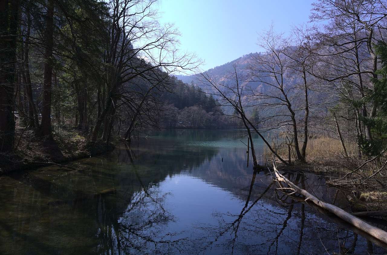 Een kleine rivier in de bergen legpuzzel online