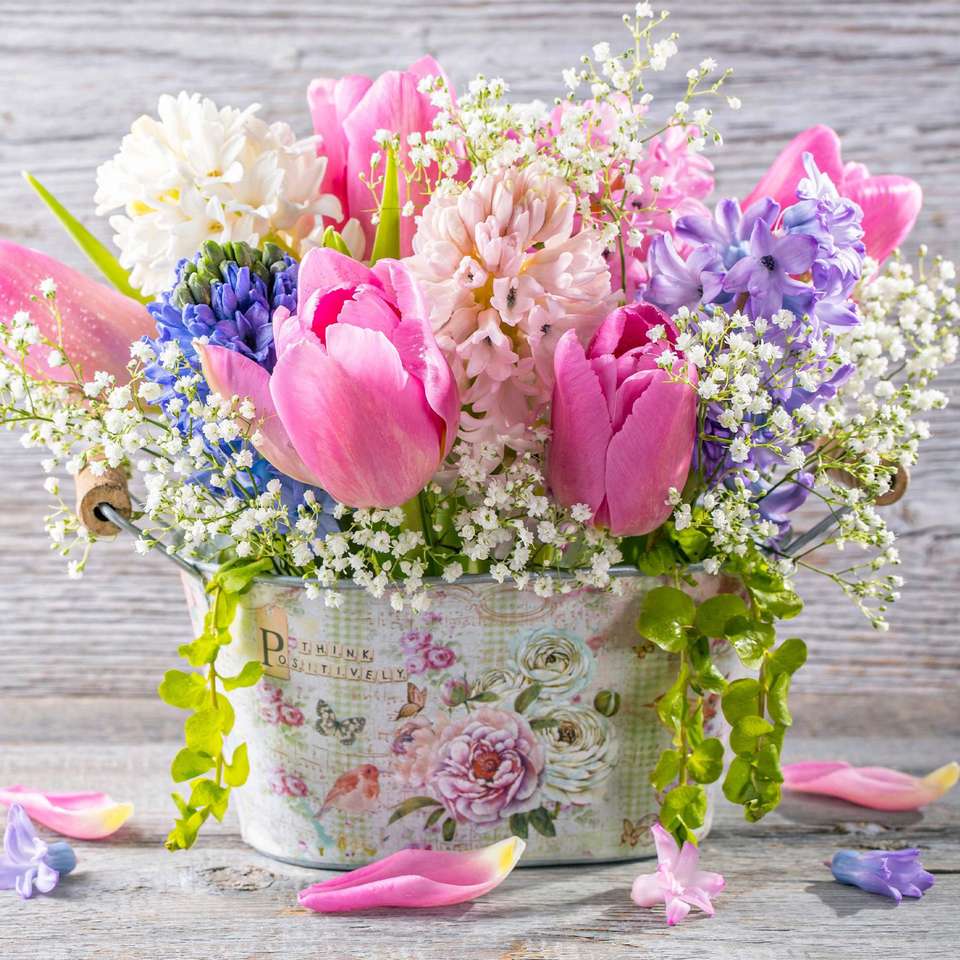 Krásná kytice na velikonoční stůl online puzzle