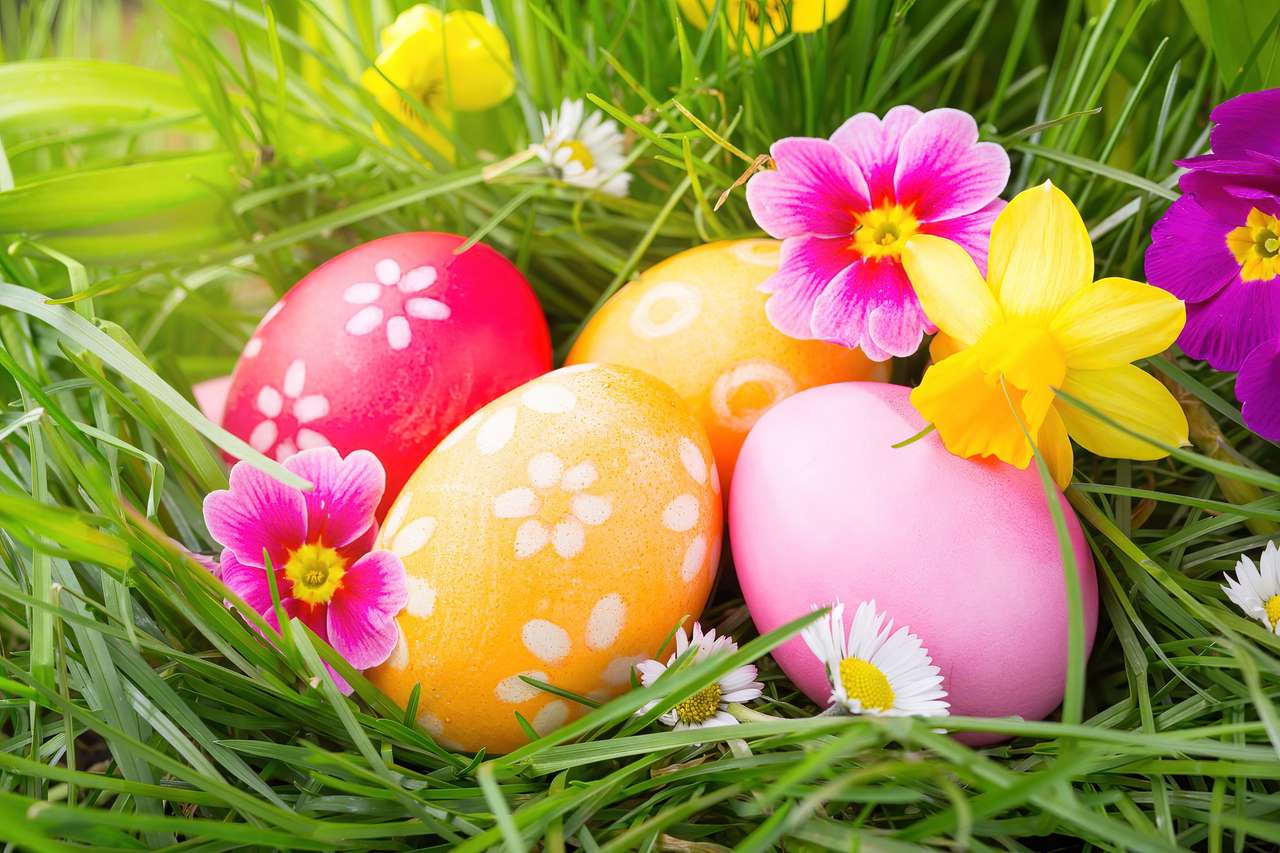 Huevos de Pascua en colores de narcisos y violetas. rompecabezas en línea
