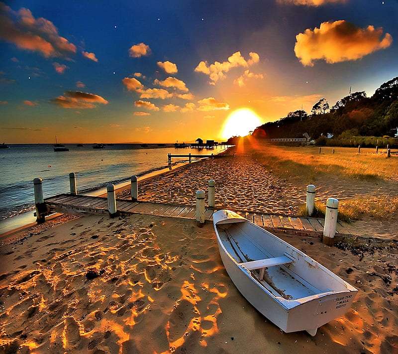 Solnedgång, båt, lugn vacker strand på natten pussel på nätet
