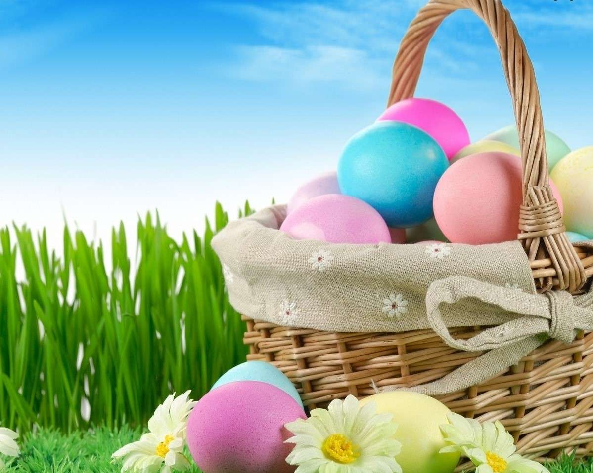 Huevos en colores pastel en una cesta rompecabezas en línea