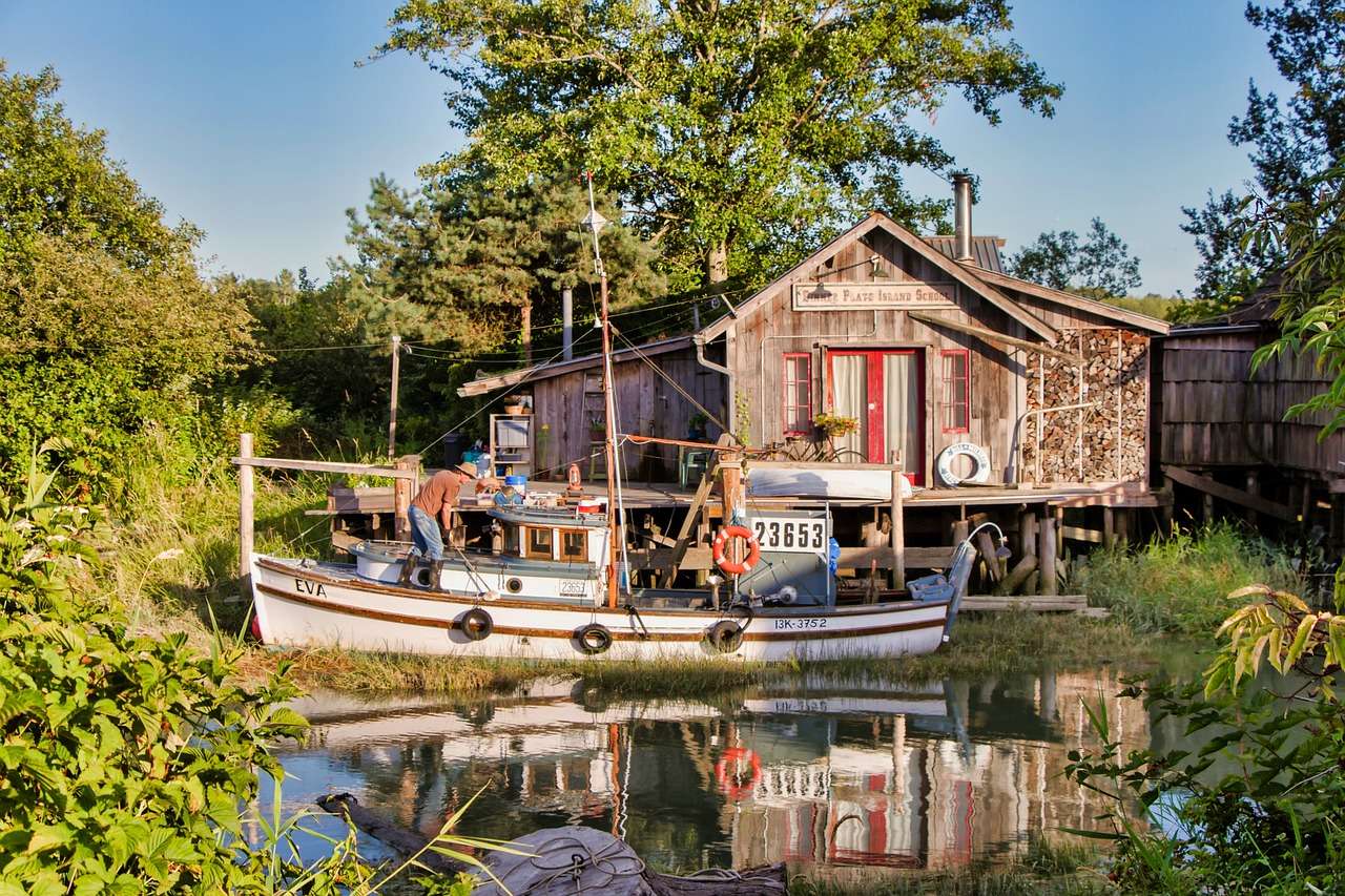 Casa cu barca de pescuit puzzle online