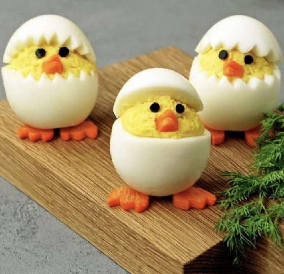Pollos que albergan en la mesa de Pascua rompecabezas en línea