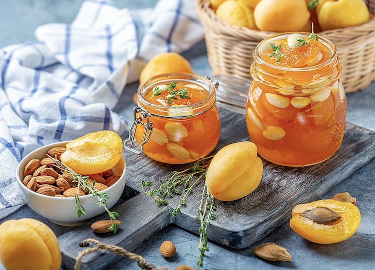 Hausgemachte Raritäten - Aprikosenmarmelade mit Mandeln Puzzlespiel online