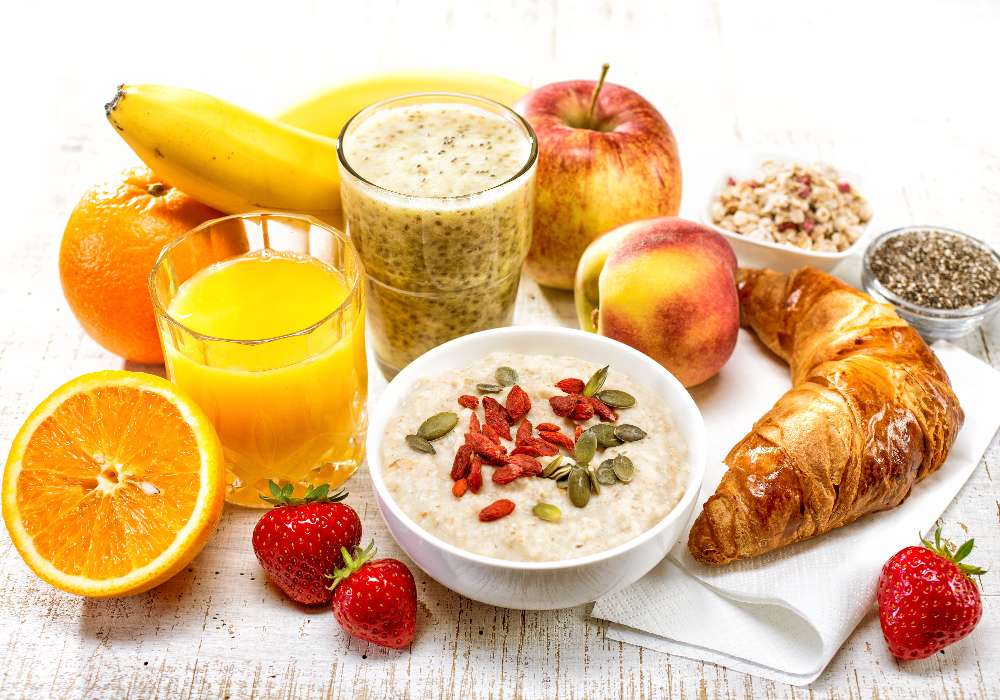 Voedzaam ontbijt, croissant, fruit, sap, havermout legpuzzel online