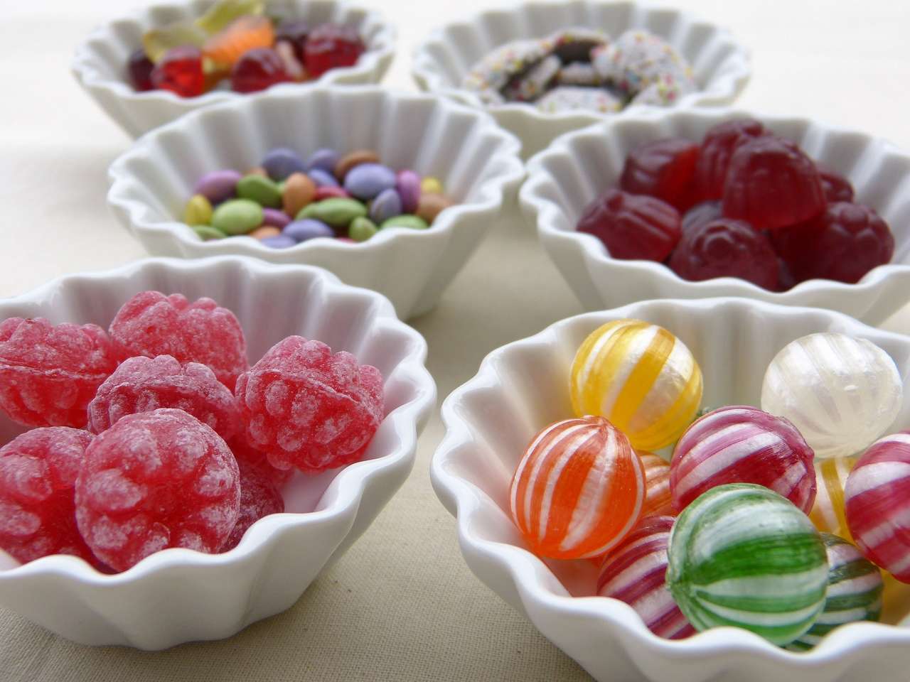 Süßigkeiten in Schalen Online-Puzzle
