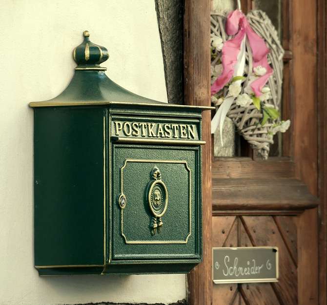 Cutie poștală verde lângă ușa casei jigsaw puzzle online