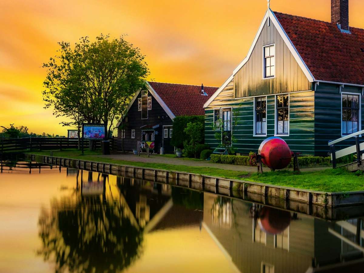 Un luogo magico con una casa in riva al lago puzzle online