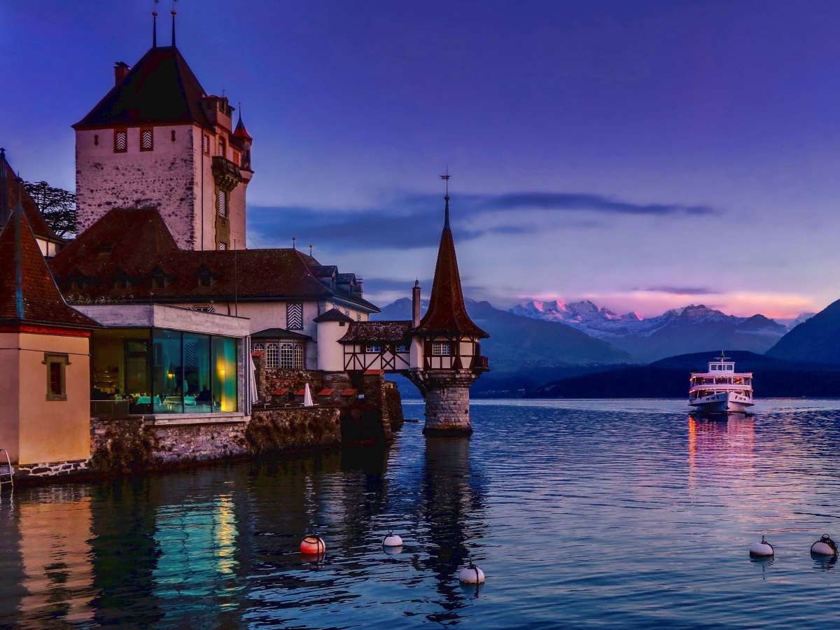 Замок Оберхофен на озере Тун в Альпах онлайн-пазл
