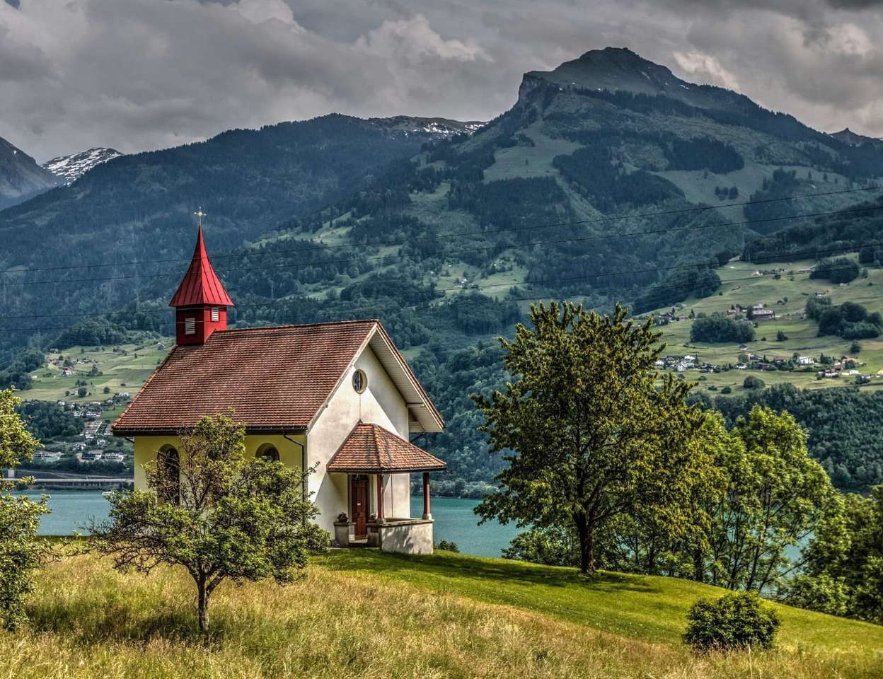 Альпи, маленька каплиця в кантоні св. Галлен онлайн пазл