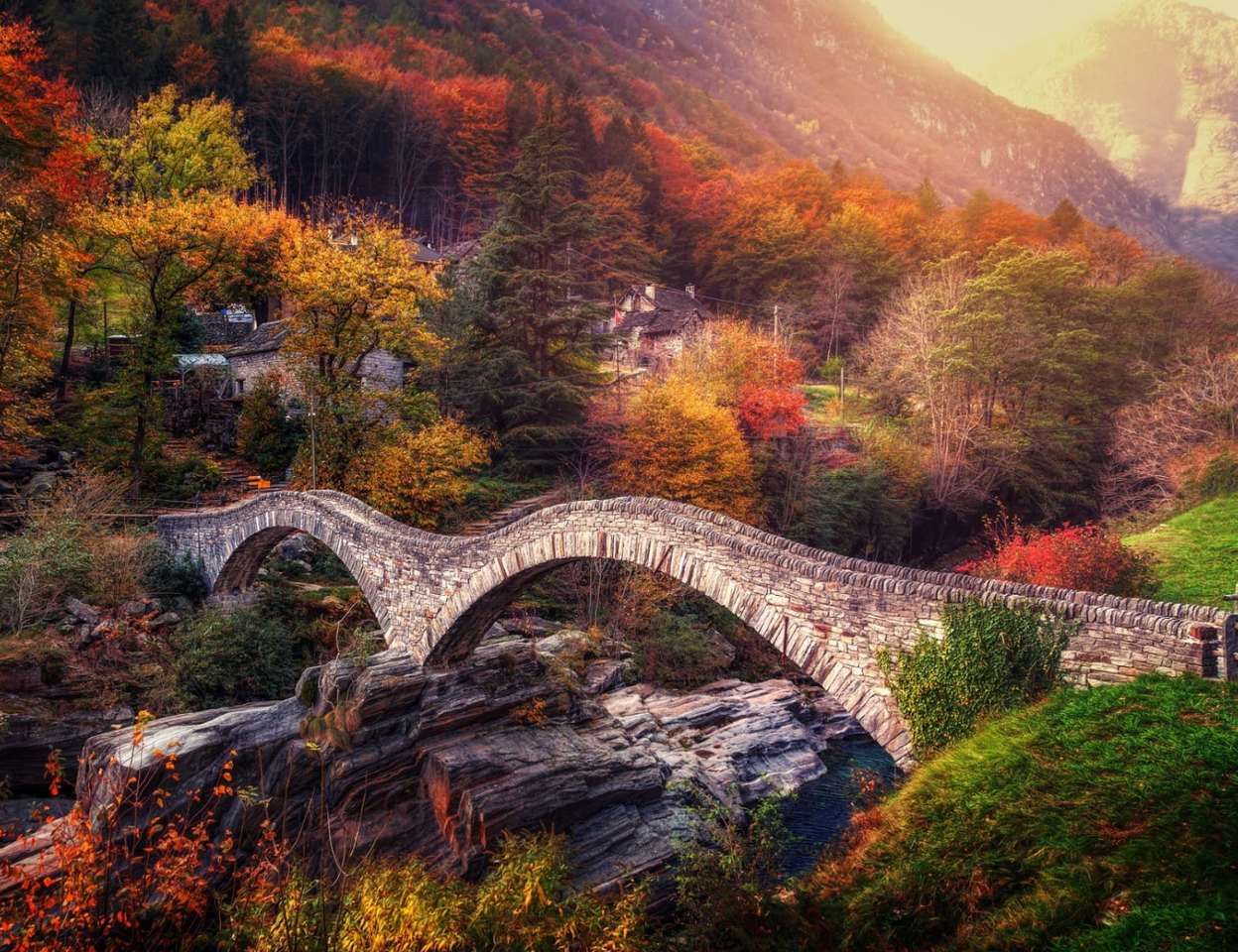 Valle de Verzasca en Suiza en otoño, puente de piedra rompecabezas en línea