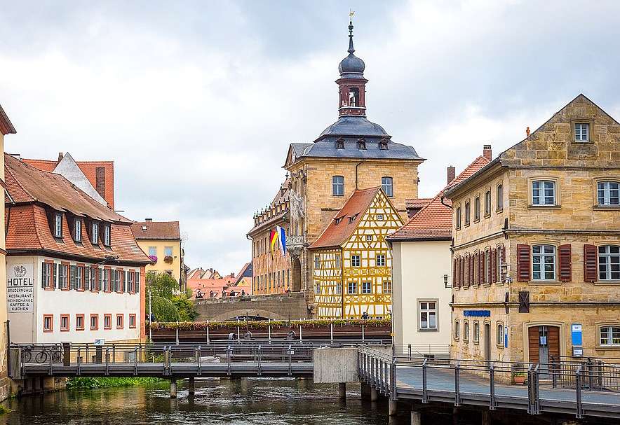 Die Stadt Bamberg mit dem Rathaus am Wasser (Bayern) Online-Puzzle