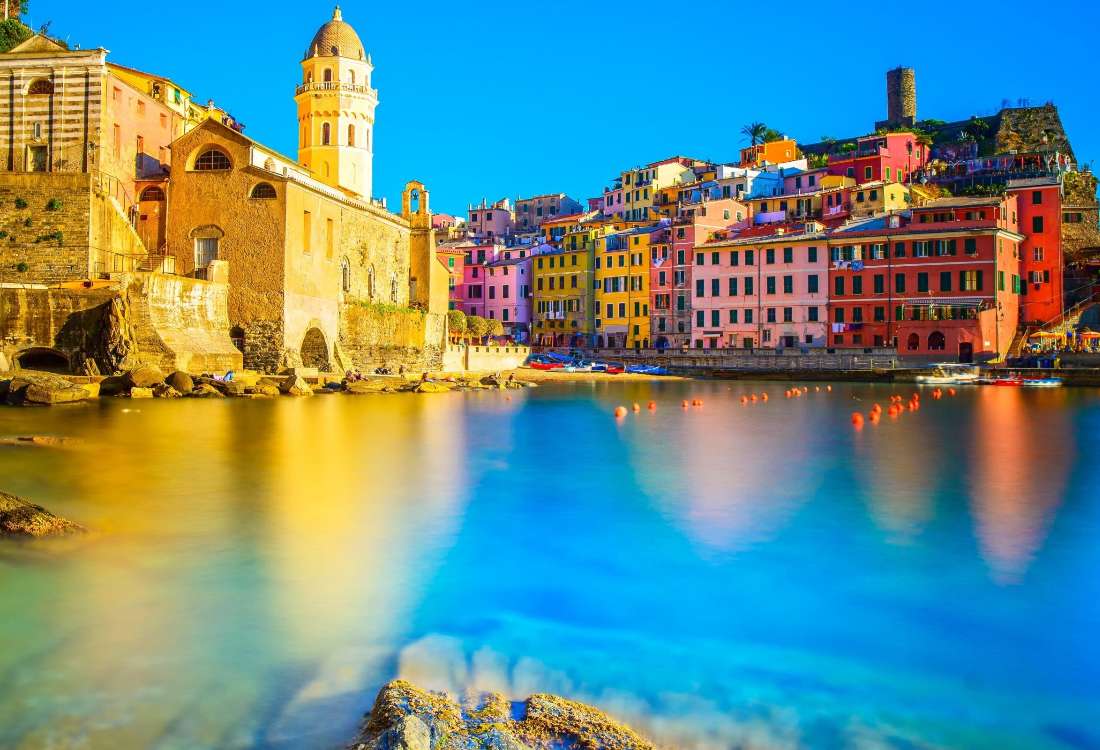 Vernazza - Krásný starý kostel a barevné budovy skládačky online