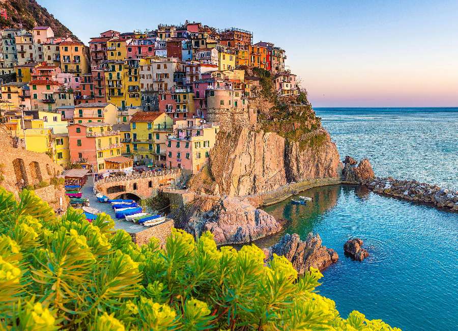 Италия-Порт у подножия Манаролы и безумные здания пазл онлайн