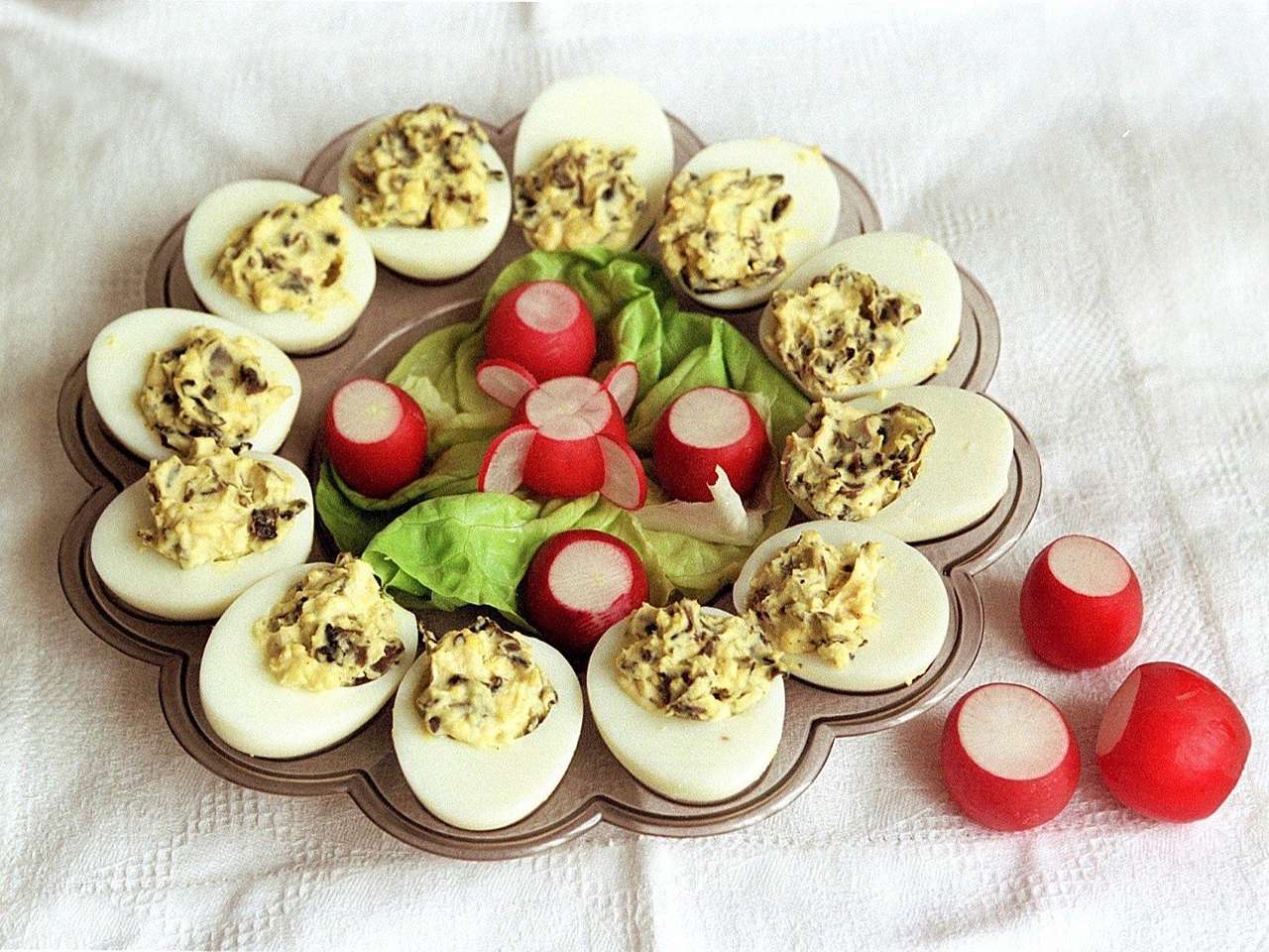 Декоративные яйца на тарелке онлайн-пазл