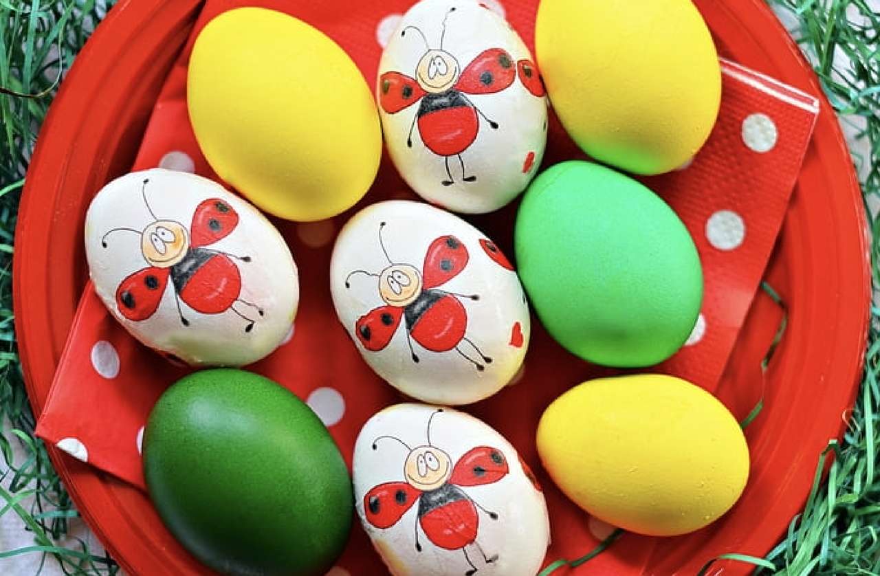 Buone uova di Pasqua con un'ape puzzle online