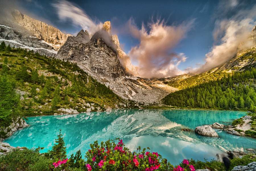 Belas Dolomitas italianas por um belo lago puzzle online