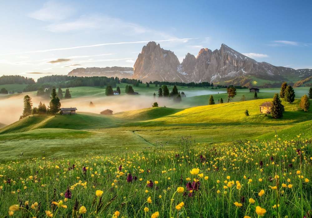 Itálie - jarní rozkvetlá louka, mlha a hory skládačky online