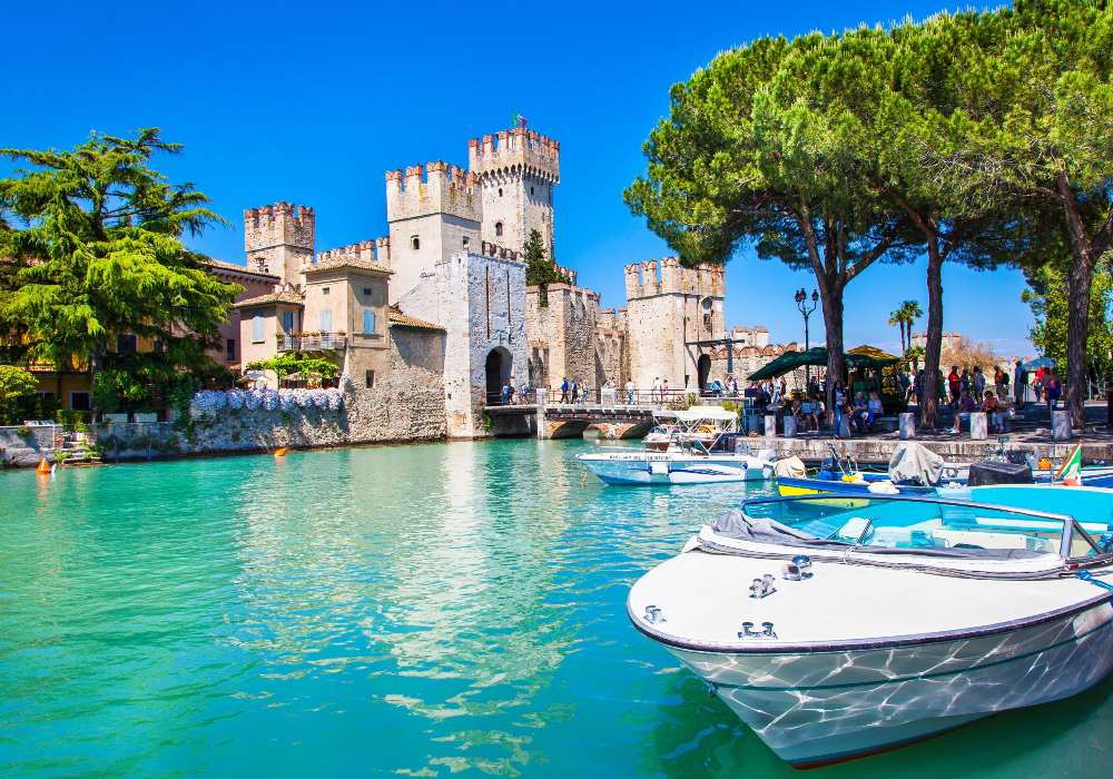 Castelo Scaliger no Lago de Garda quebra-cabeças online