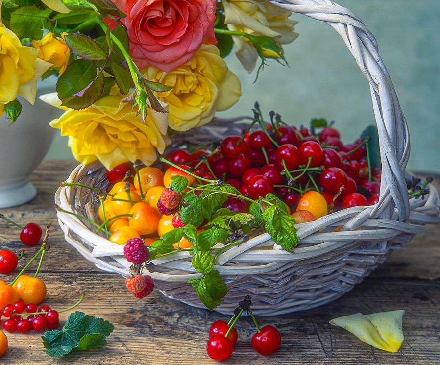 Квіти, фрукти в кошику - скарби нашого саду онлайн пазл