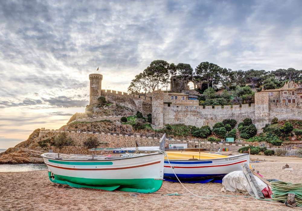Tossa de Mar - ένα παλιό φρούριο δίπλα σε μια όμορφη παραλία παζλ online