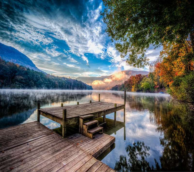 Gyönyörű égbolt, gyönyörű hely, gyaloghíd a tó felett kirakós online