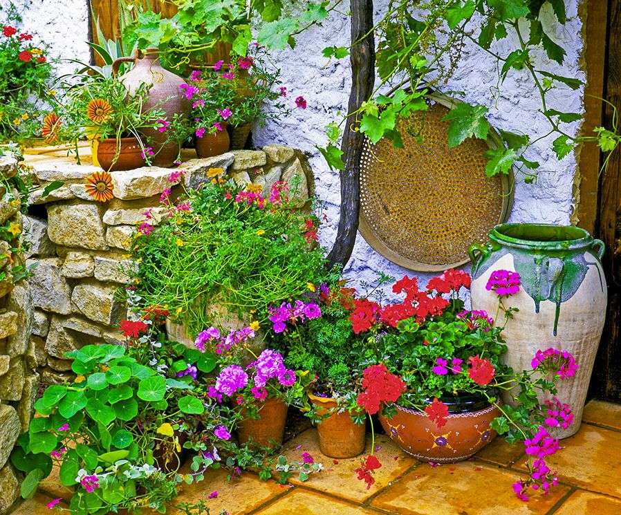 ''Каменна'' градина пълна с цветя, очарователна онлайн пъзел