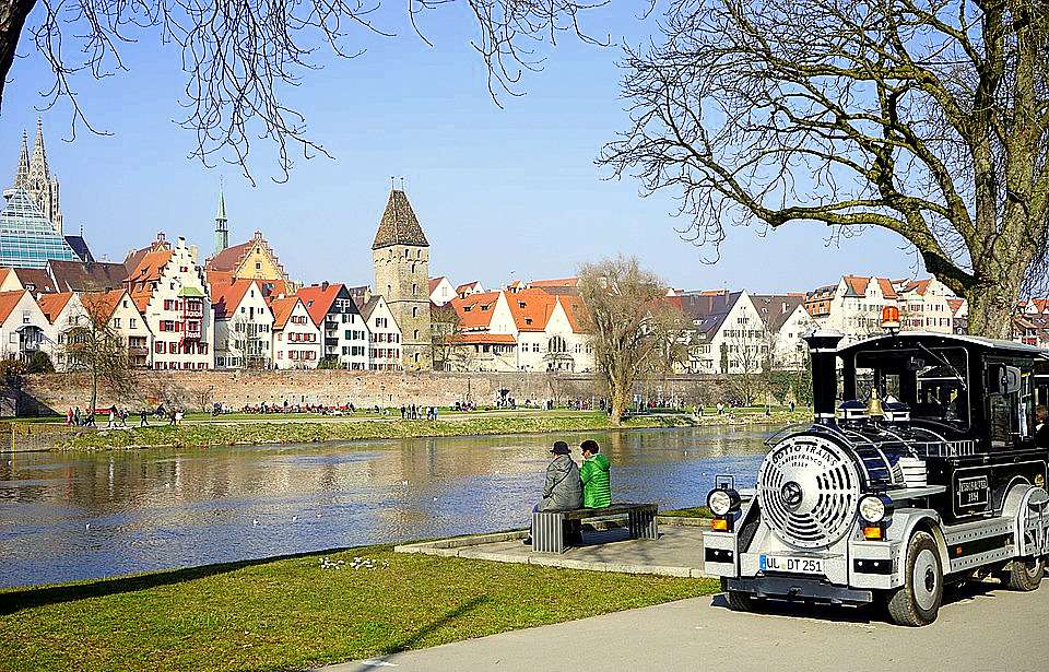 Csodálatos panoráma Ulm városára online puzzle