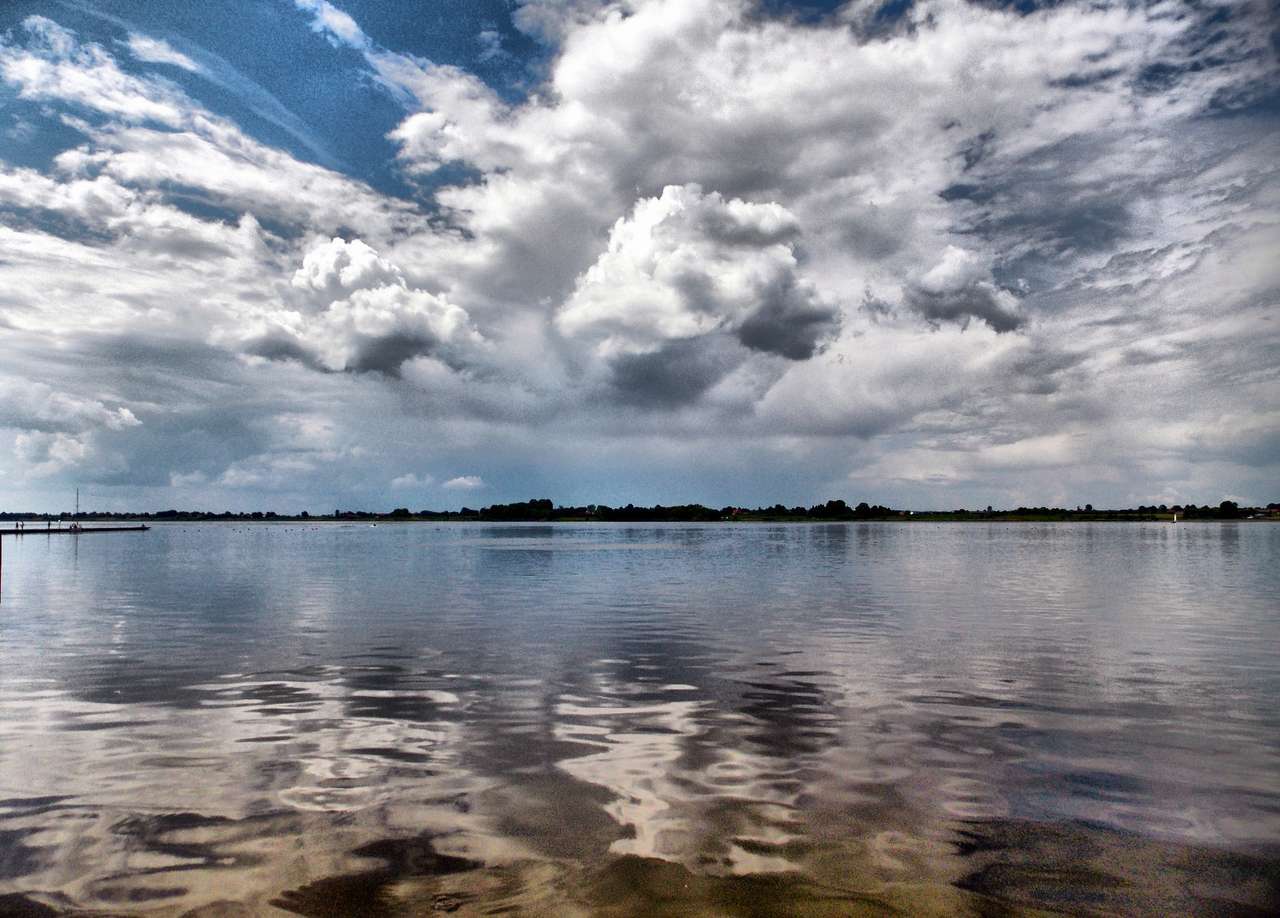 Nuvens refletindo no espelho do lago quebra-cabeças online