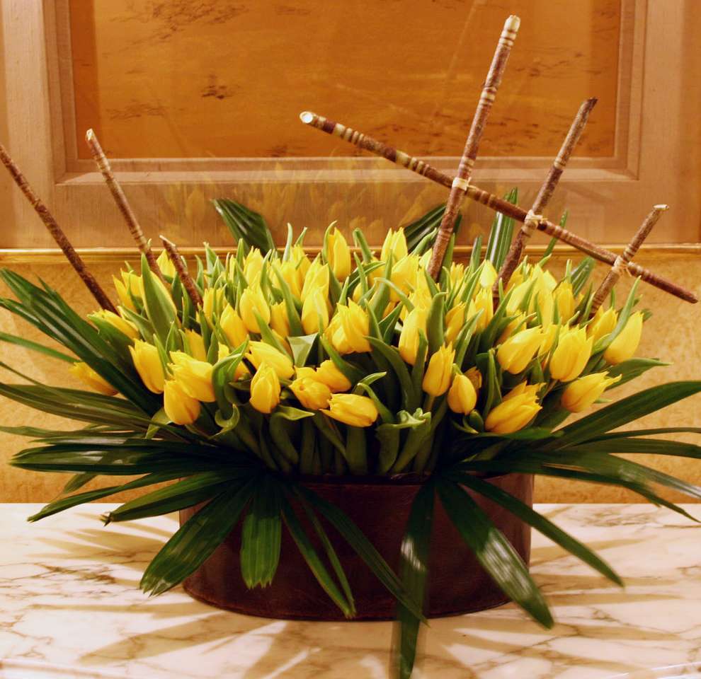 Um grande buquê de tulipas amarelas quebra-cabeças online