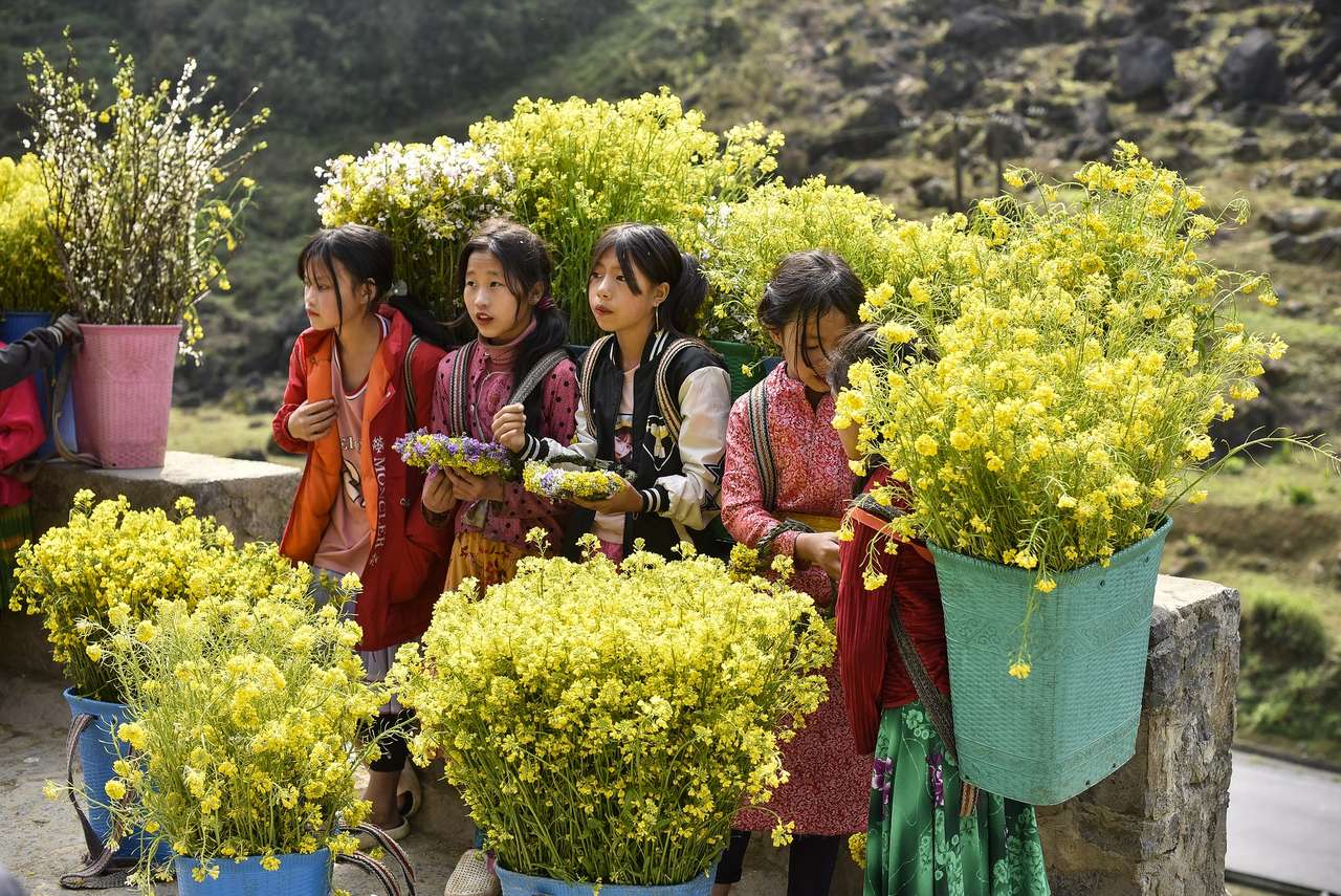 Κορίτσια με λουλούδια παζλ online