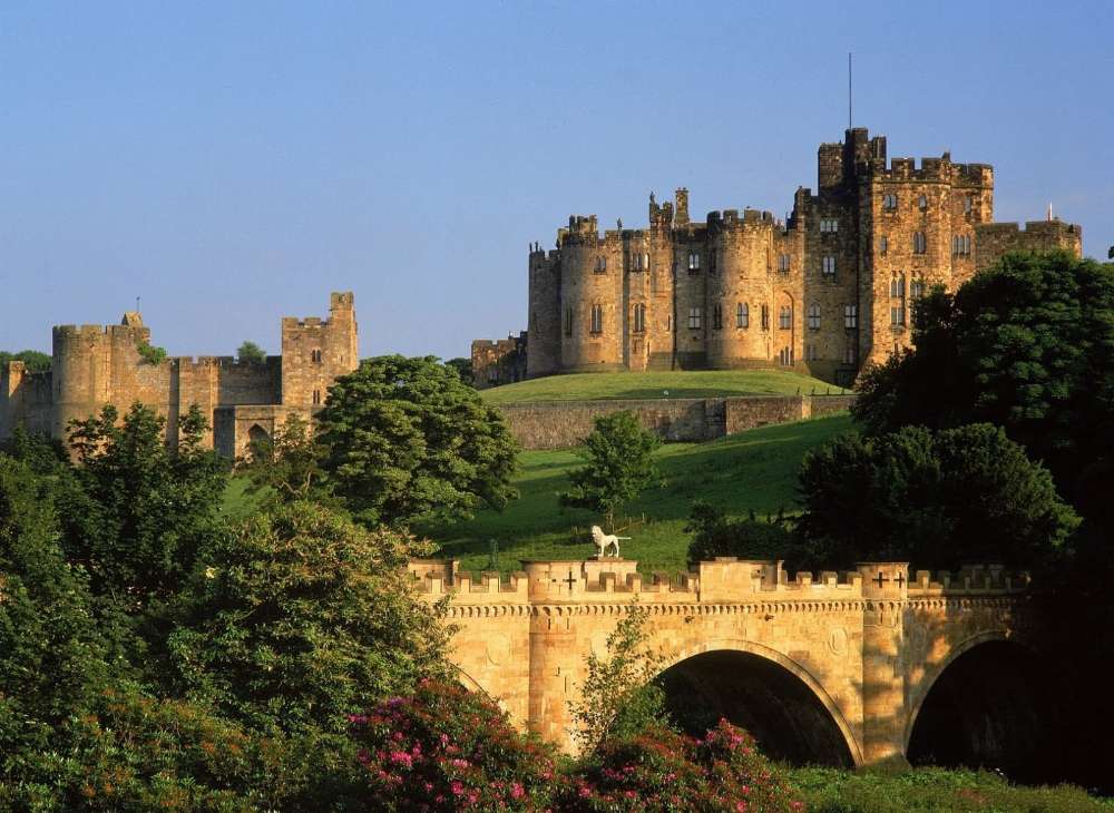 Das mittelalterliche Alnwick Castle und die Löwenbrücke Puzzlespiel online