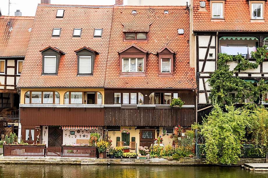 Hus på vallen av floden Regnitz (Bamberg, Bayern) pussel på nätet