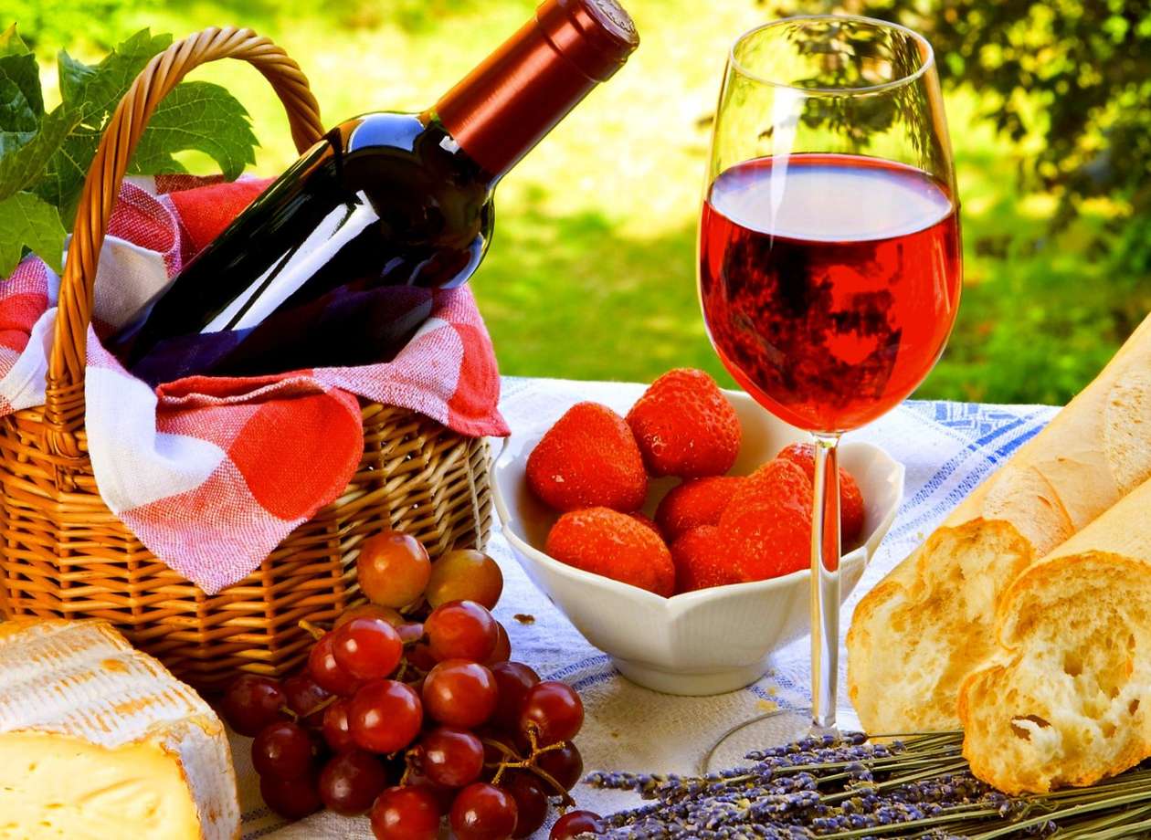 Romantiskt mellanmål, jordgubbsvin, druva pussel på nätet