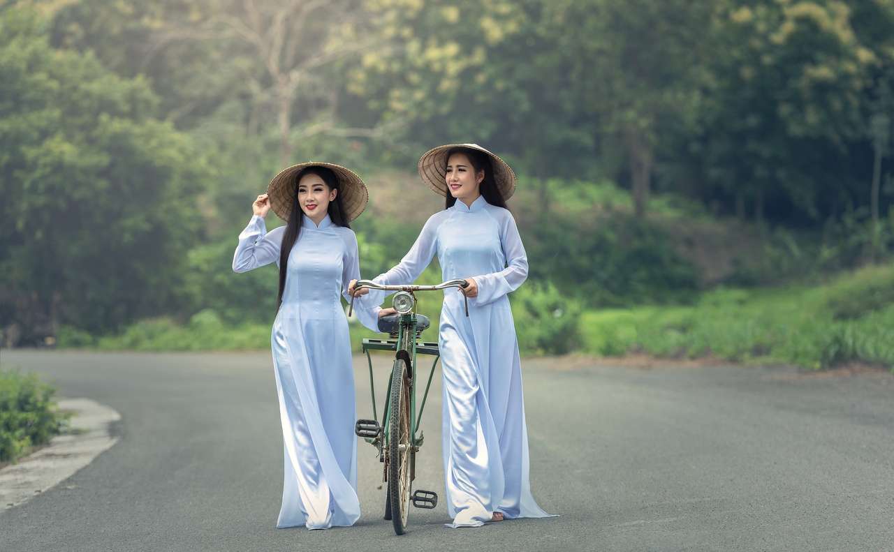 Damer med cykel pussel på nätet